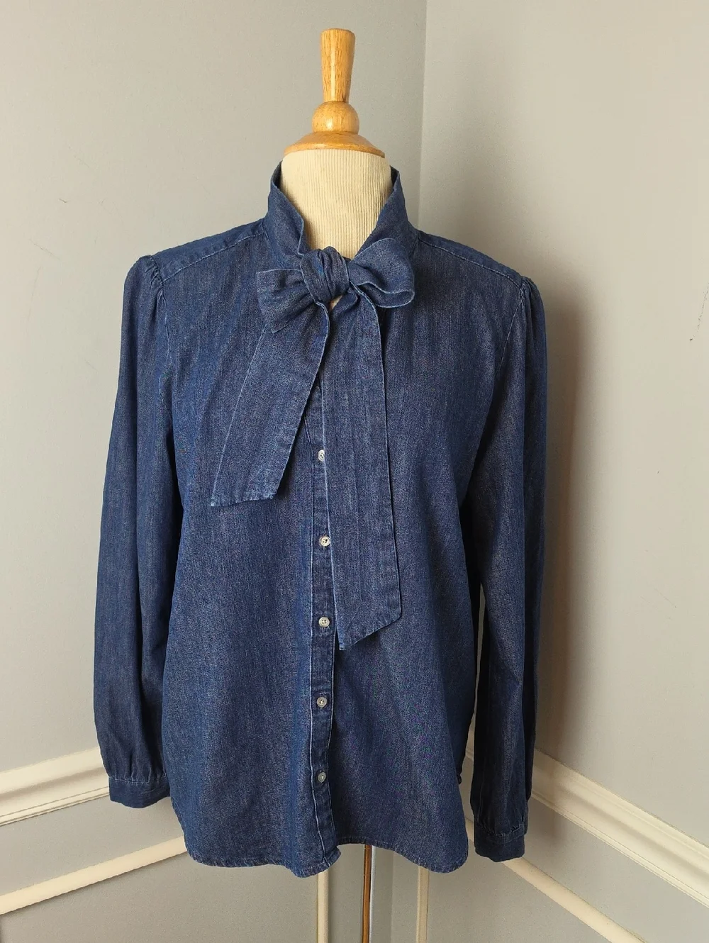J.CREW Blue Denim V-Neck Button Up Tie Neck Business Casual‎ Preppy Blouse Top L